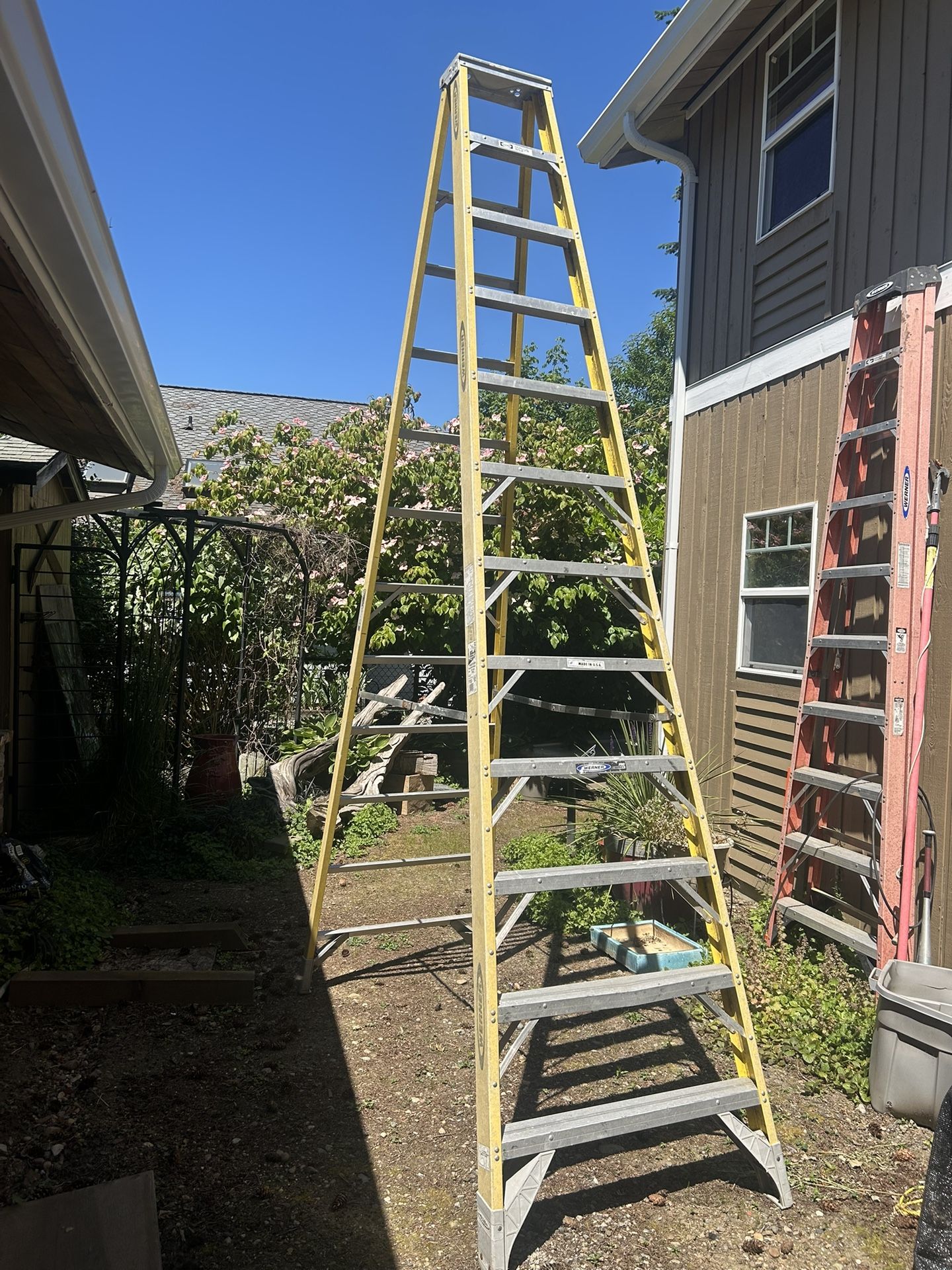 12” Werner Fiberglass Stepladder Pro Series