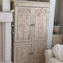 Entertainment TV Hutch  with 2 double drawer small matching side cabnets