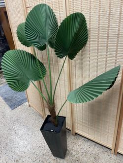artificial Fan Palm Plant Planta de palmera abanico artificial con base de jarrón de metal.