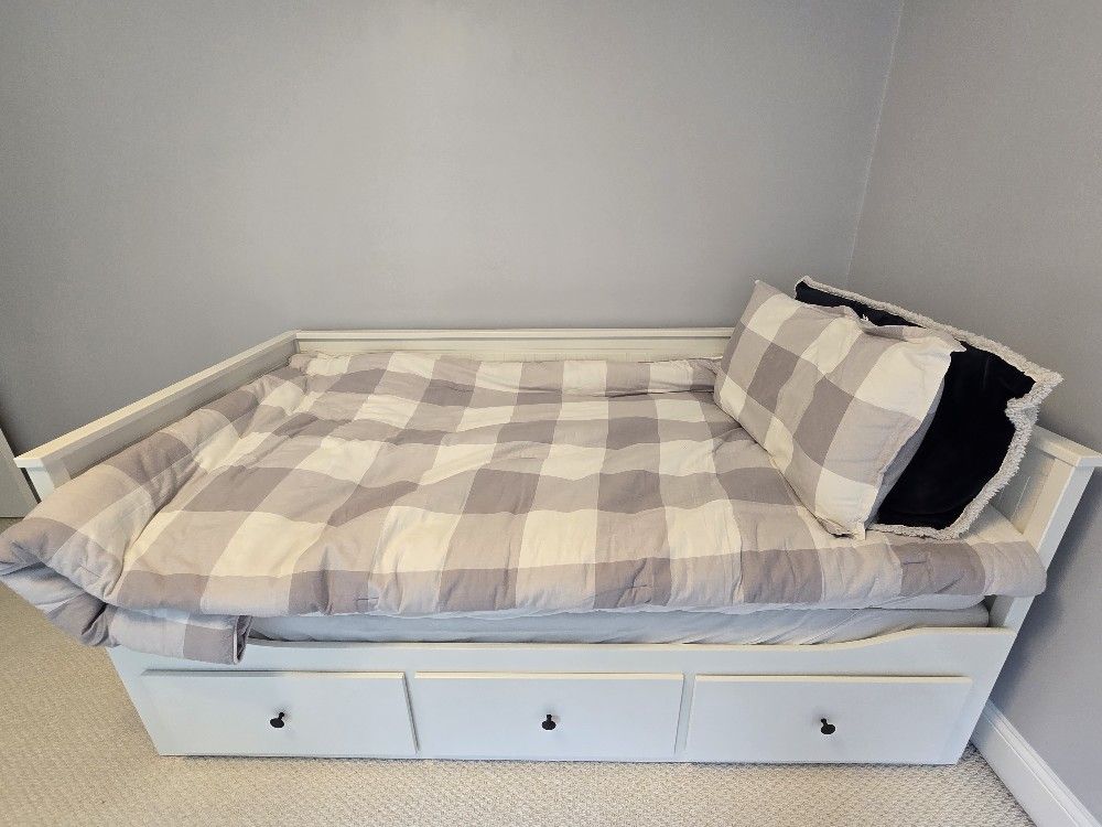IKEA Daybed Turns From Twin To King/3 Drawers For Storage