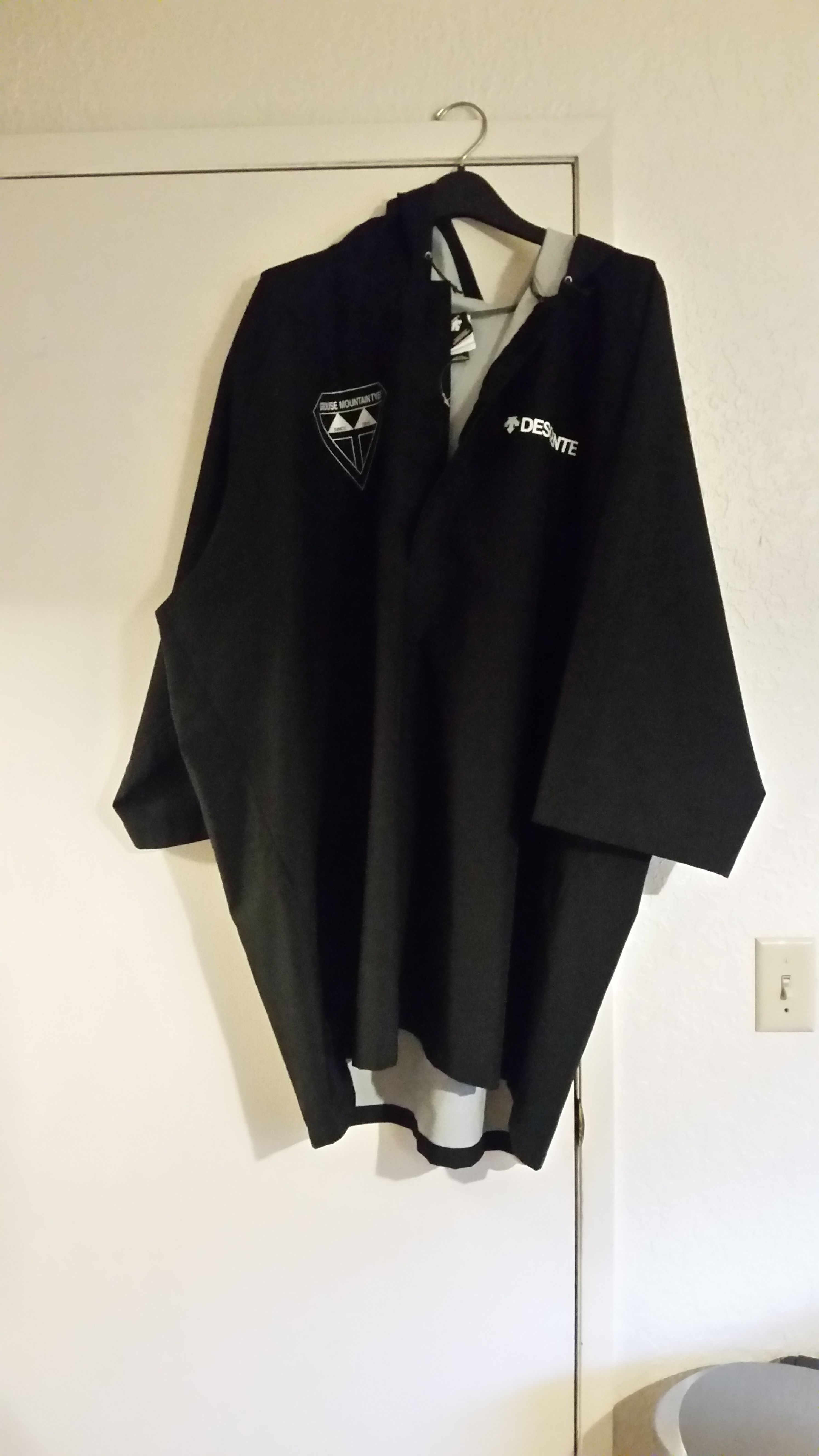 Descente rain poncho