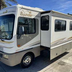2004 Fleetwood Bounder 32ft 2 slides clean!