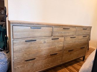 Bedroom dresser set (heavy duty wood) / juego de tocador de cuarto