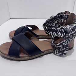 UGGS SIZE 5.5