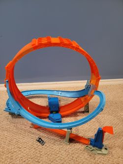 Hot Wheels Massive Loop Mayhem Track Set