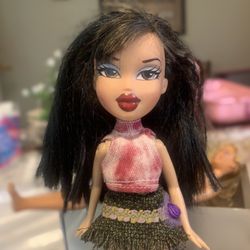 2000s bratz doll with clothes and shoes