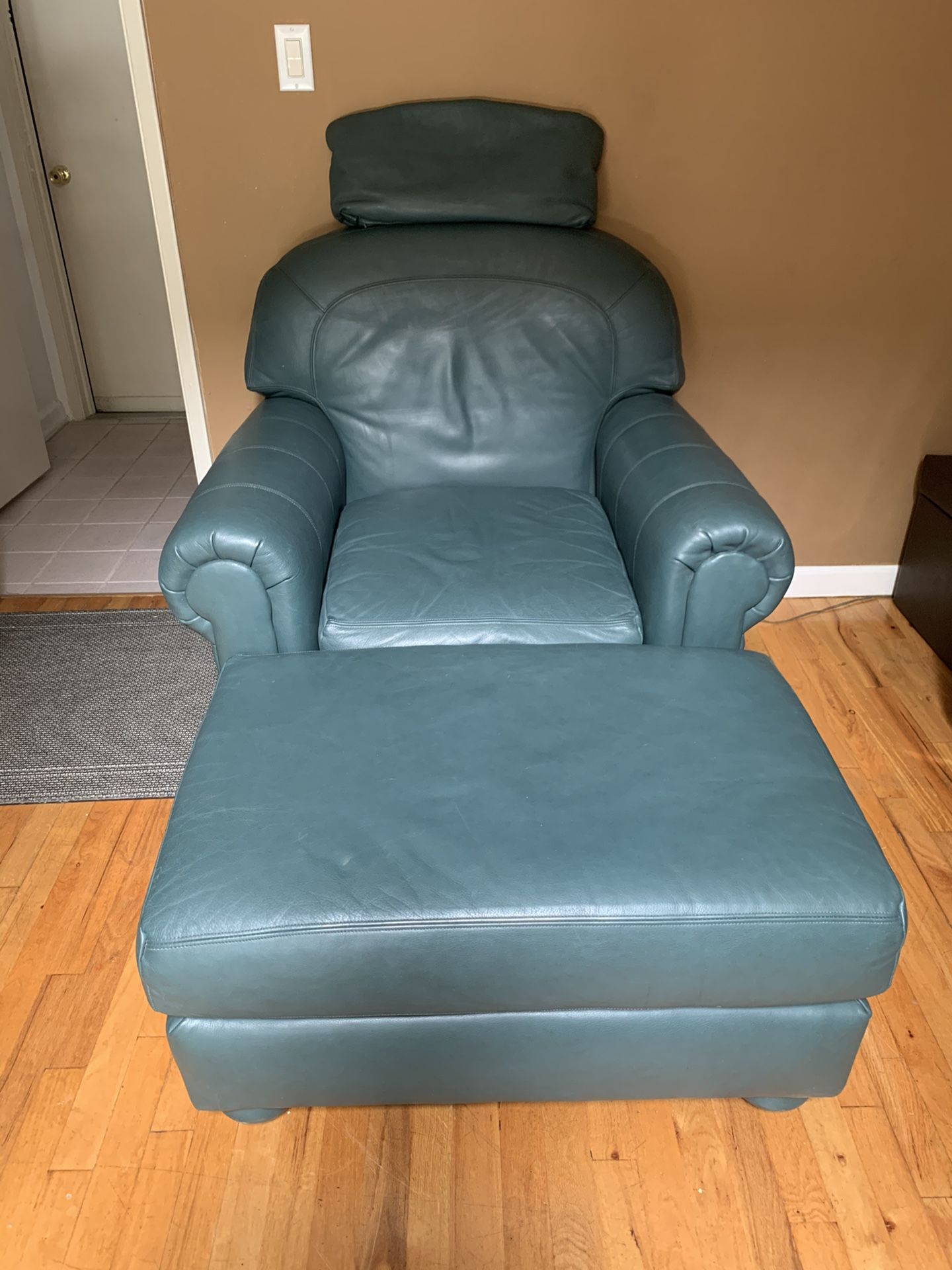 Distinction Leather Chair with Ottoman