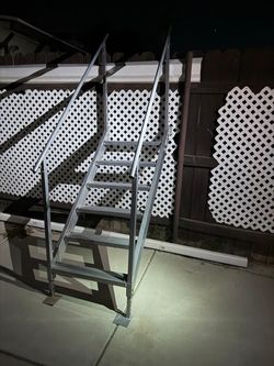 Step aluminum dock ladder