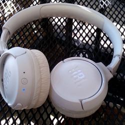 JBL Tune 520BT - Wireless On-Ear Headphones, Up to 57H Battery Life and Speed Charge, Lightweight, Comfortable and Foldable Design, Hands-Free Calls