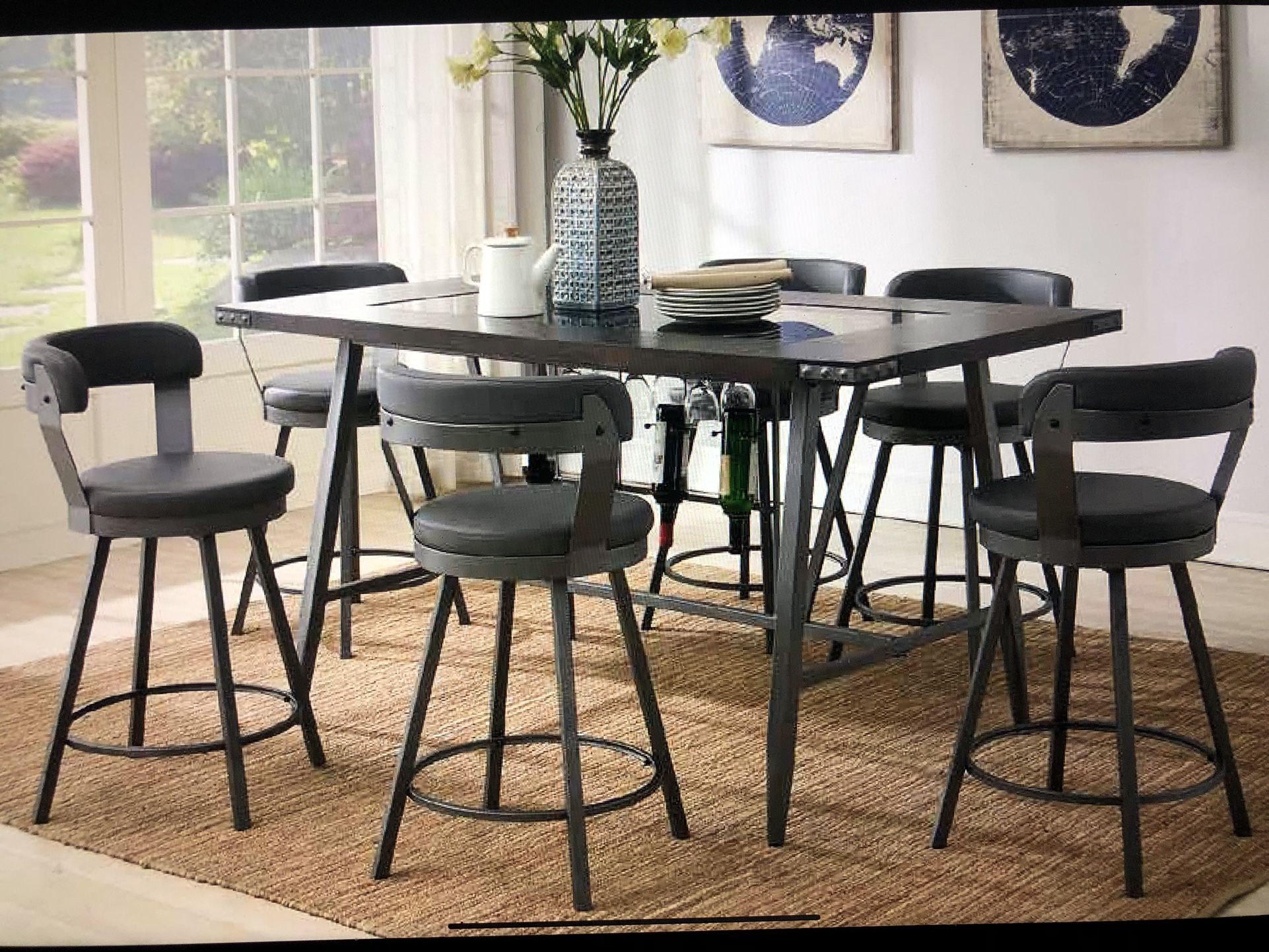 Table w/ (4)Chairs