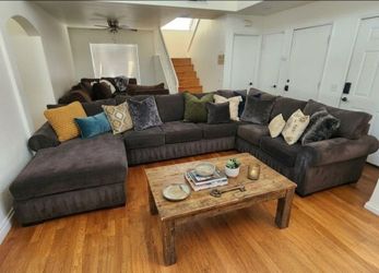 HUGE Sectional in excellent condition!