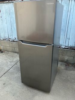 Insignia Top-Freezer Refrigerator Stainless Steel