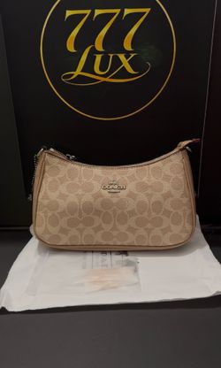 👜 Coach Signature Shoulder Bag Khaki