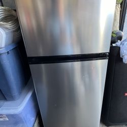 Refrigerator And Freezer. 7.1 Cu. Vassani