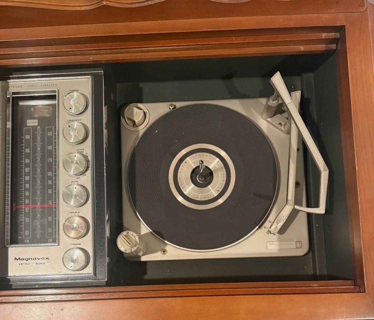 Mid Century Modern Stereo Console Record Player Magnavox