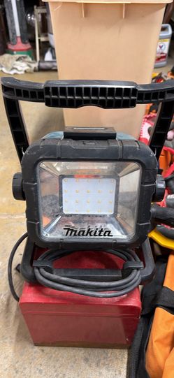 Makita 18v/AC shop light (like new )