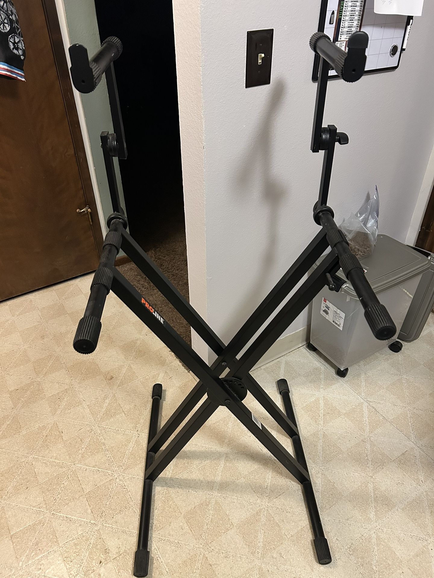 On stage double keyboard stand in good condition. Missing one adjustment knob for the tilt of the upper Keyboard but other than that, everything is t