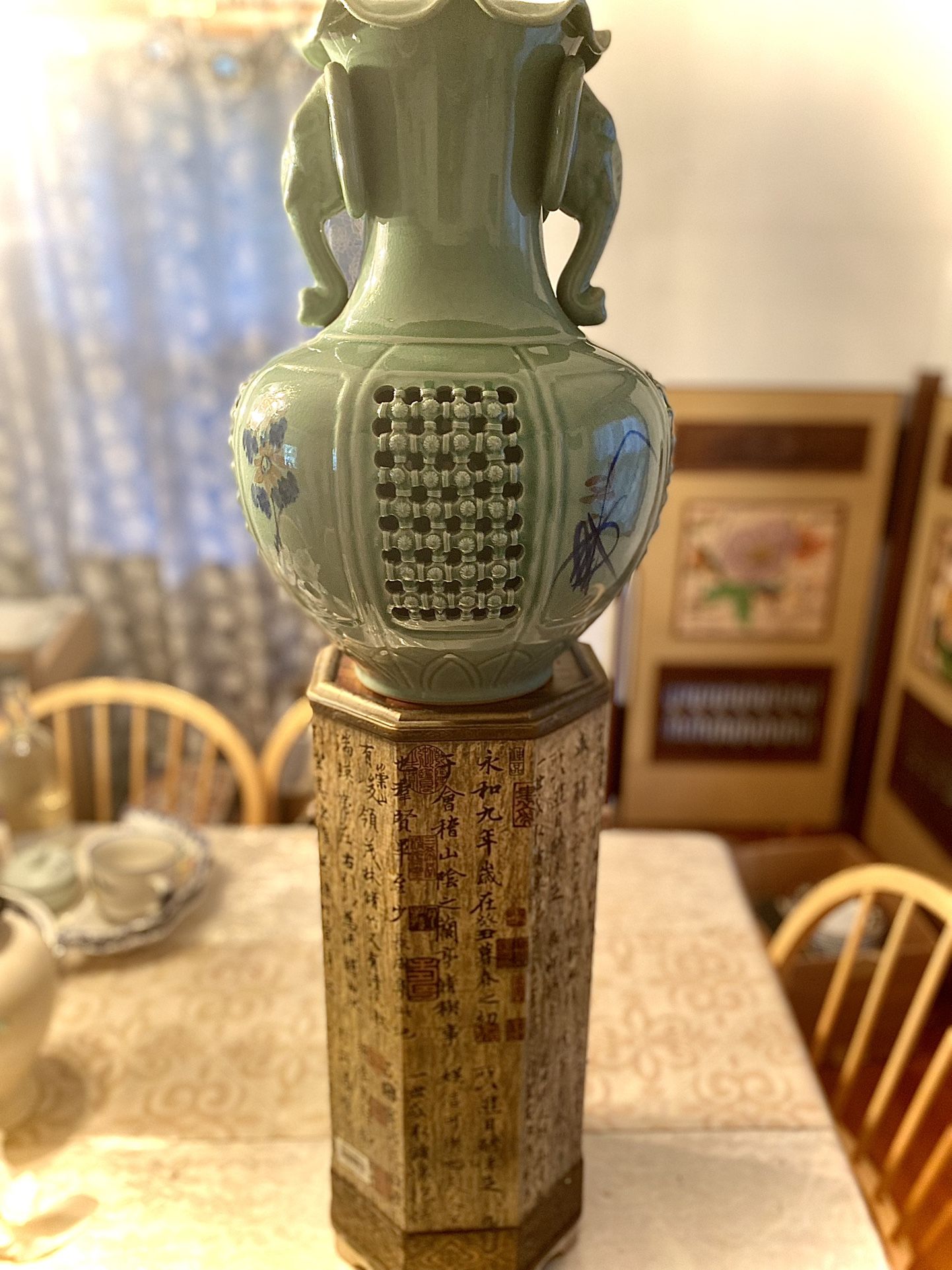 BEAUTIFUL LARGE DECORITIVE ASIAN VASE (with free artistic oriental stand!!)