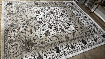 Large area rug – classic floral design