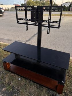 Very Nice Tv Stand Buy don’t delay pick up Mequon area for $25 delivery fee Milwaukee Mequon