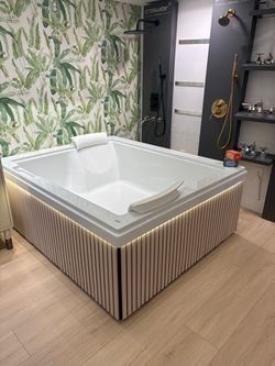 JACUZZI BATH TUB 72”x60” WHITE WITH JETS