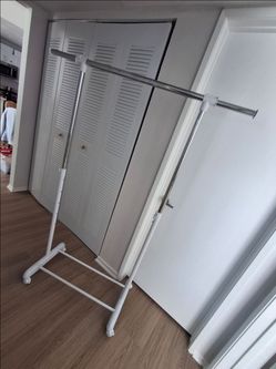 Clothes Rack in like-new condition
