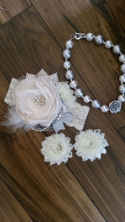 Bandita con pies descalzos y collar