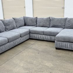 🔥Living Spaces Sectional (FREE DELIVERY)🔥