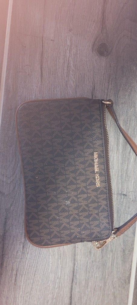 Michael Kors Jet Set Charm Michael Kors Jet Set Charm Medium Top Michael Kors MICHAEL
MICHAEL KORS WOMEN LADY LARGE CLUTC
Top Zip Wristlet
