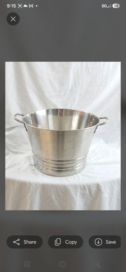 Ice bin for beverages