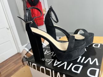 Black heels Size 8