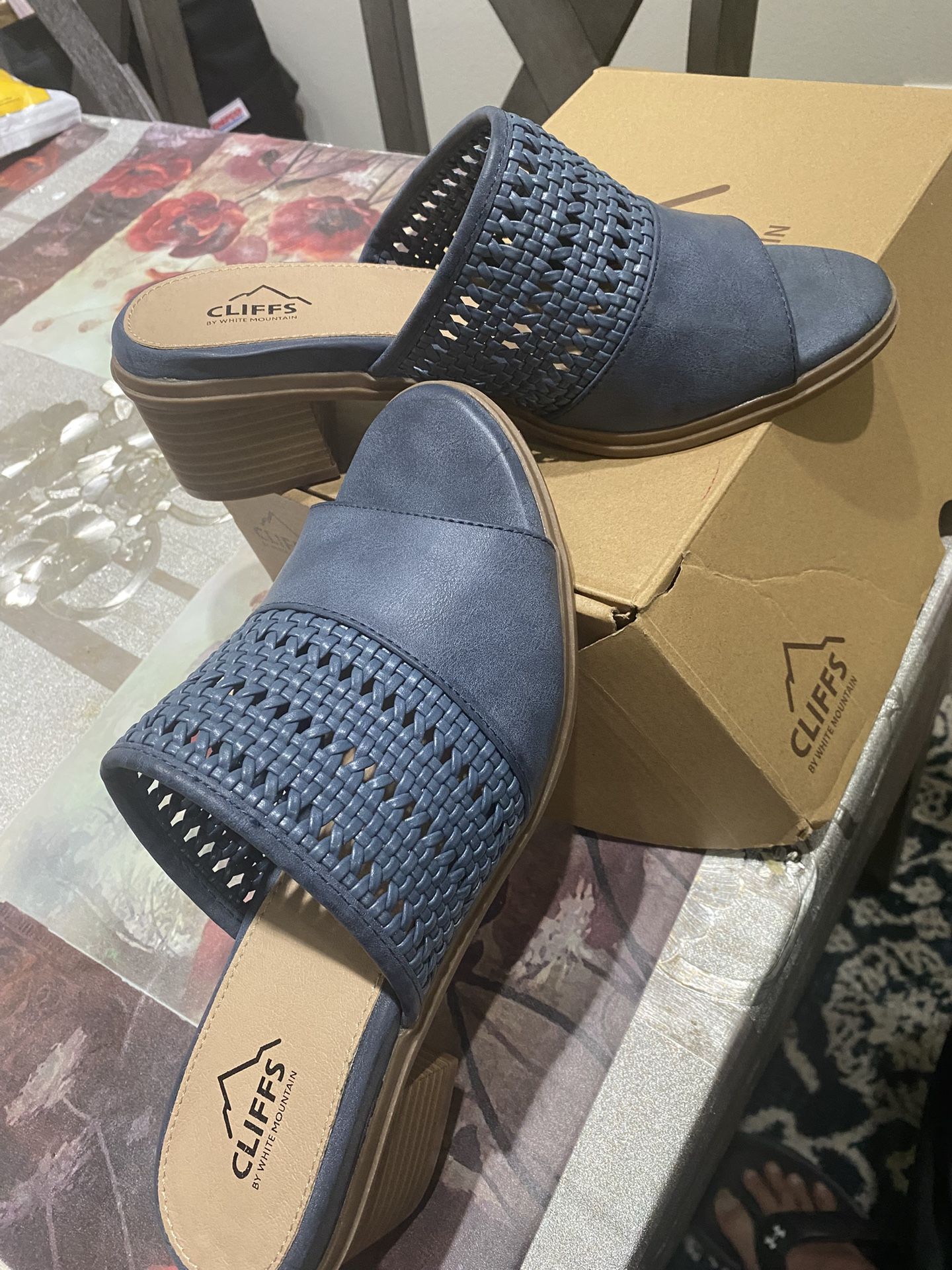 Cliffs by Corley Women’s Shoes – Size 9.5 Brand new stylish shoes from Cliffs by Corley in a beautiful dark blue / burnished shade. Comfortable fit wi