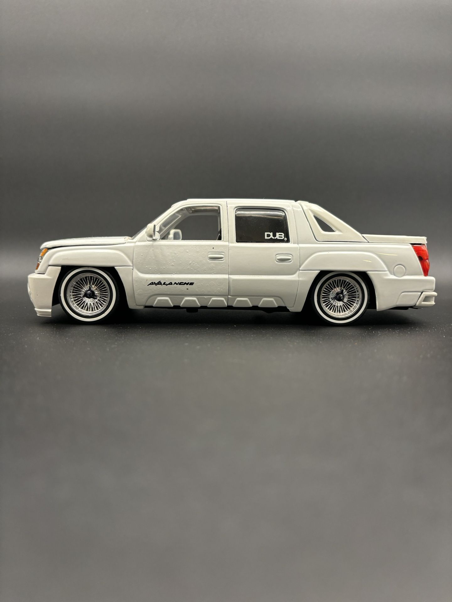 DUB CITY （2001 Chevy Avalanche ）　　1/24 2001 Chevy Avalanche WHITE Jada Dub City 1/24 Scale Die-cast RARE