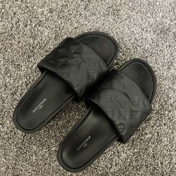 Louis Vuitton Slides For sale original price 900 dollars barely used 