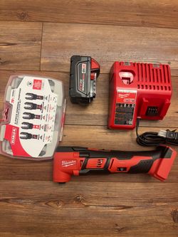 Milwaukee M12 Oscillating Multi-Tool Kit with Battery & Charger