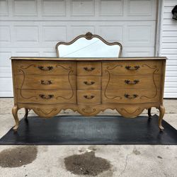‼️French Provincial 9 DRAWER DRESSER WITH MIRROR AND GLASS TOP‼️FOR SALE 400$ OR BEST OFFER‼️DELIVERY AVAILABLE🚚