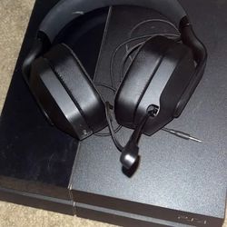 Playstation 4 with wireless Gaming Headset