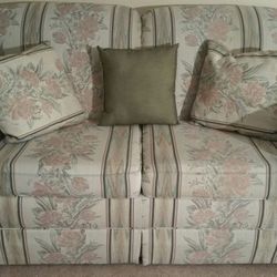 Loveseat w/ matching sofa!!