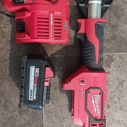Milwaukee Cable Cutter W Battery & Rapid Charger