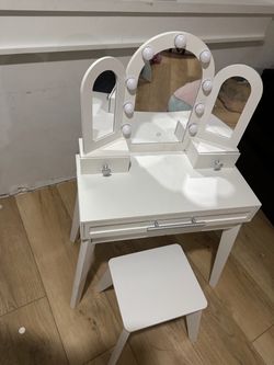 Toddler vanity