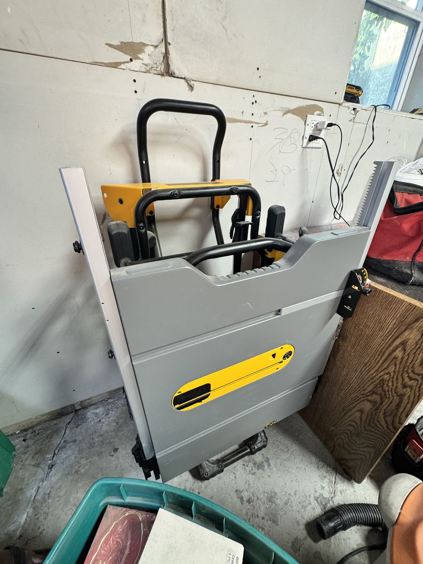 Dewalt table