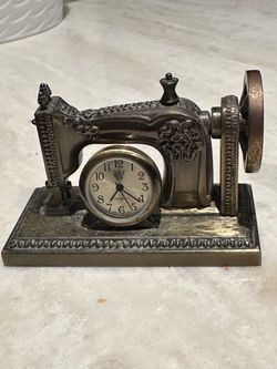 Vintage Sewing Machine Miniature Quartz Clock