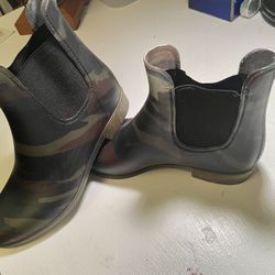 Women’s J.Crew rain boots. Size 8