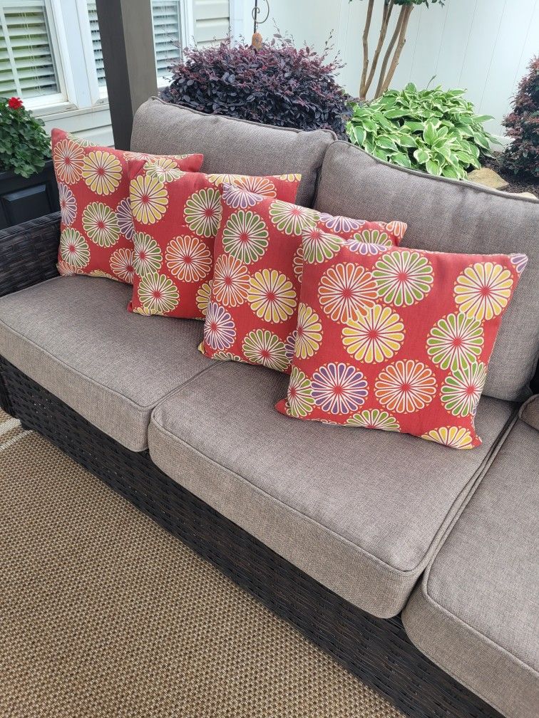 (4) Outdoor Pillows