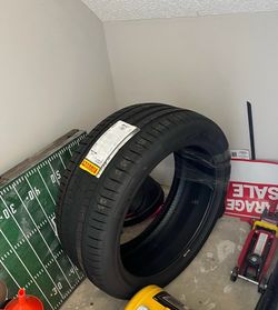 Pirelli P Zero PZ4 Tire