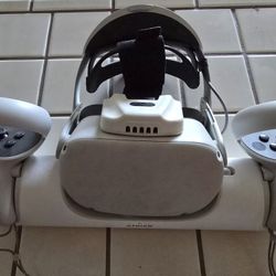 Oculus Quest 2 + Anti Fog Fan, Extended Battery, Wireless Charging Doc