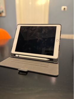 iPad Pro in Rose Gold 9.7-inch (1st Gen, 2016) + Apple Pencil