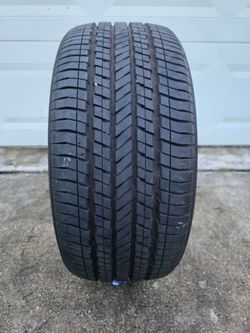 Like New 225/40R18 Yokohama Avid S34 tire