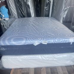 Queen Serta mattress memory foam New12”