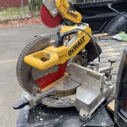 DEWALT 12-inch sliding compound miter saw